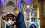 Koning Willem Alexander neemt het eerste exemplaar van de NBV21 in ontvangst. 