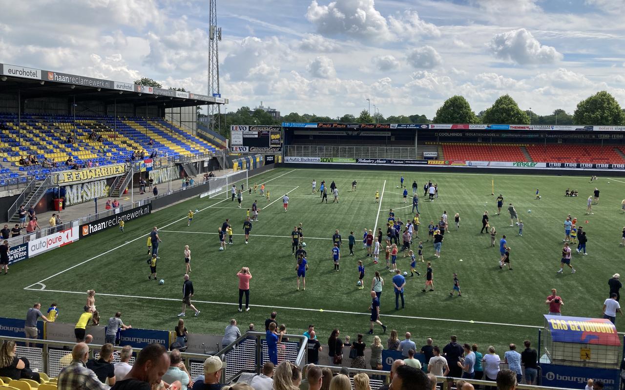 Kinderen op het veld tijdens de training van Cambuur. Kinderen op het veld tijdens de training van Cambuur.