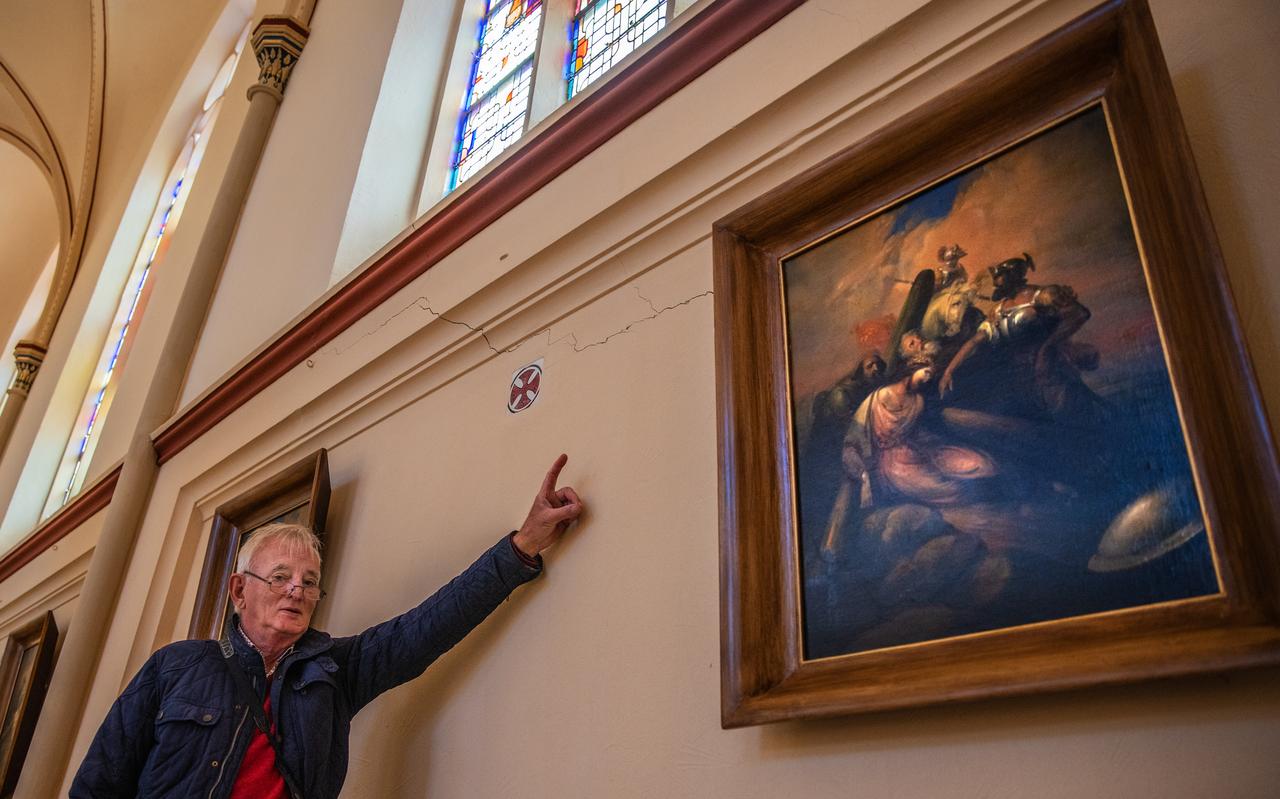 Karel Andringa wijst op een scheur in de kerk van Reahûs. Karel Andringa wijst op een scheur in de kerk van Reahûs.