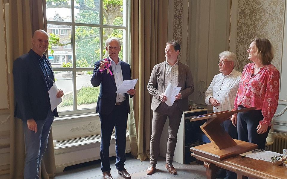 Wethouder Gerrie Rozema van de gemeente Heerenveen reikt aan een afvaardiging van OSG Singelland, Onderwijsgroep Midden-Friesland en Aeres de sleutels uit van het pand voor ISK Heerenveen.