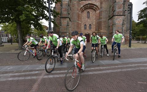 De fietsers van Team Van Spanning vertrekken bij de Oldehove in Leeuwarden.