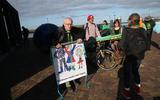 Luchtfietser Dirk Kuiken (met petje) protesteerde september vorig jaar in Harlingen tegen duurzaamheidsforum Springtij vanwege de 'fossiele brandstof'-sponsors van het evenement. 