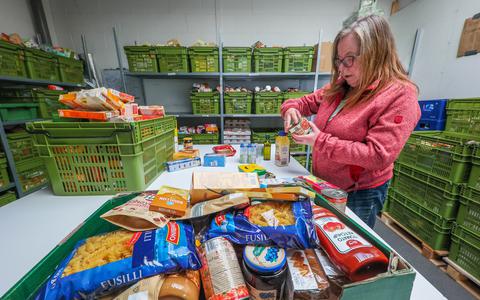 Hermanna Hoekstra, vrijwilliger bij de voedselbank in Heerenveen, maakt pakketten klaar, maart 2021.