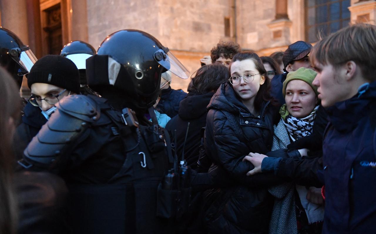 Agenten treden hard op tegen demonstranten die in Sint-Petersburg demonstreren tegen de door Poetin aangekondigde mobilisatie. Agenten treden hard op tegen demonstranten die in Sint-Petersburg demonstreren tegen de door Poetin aangekondigde mobilisatie.