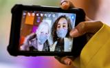 Leerlingen van een middelbare school maken een selfie tijdens de pauze.