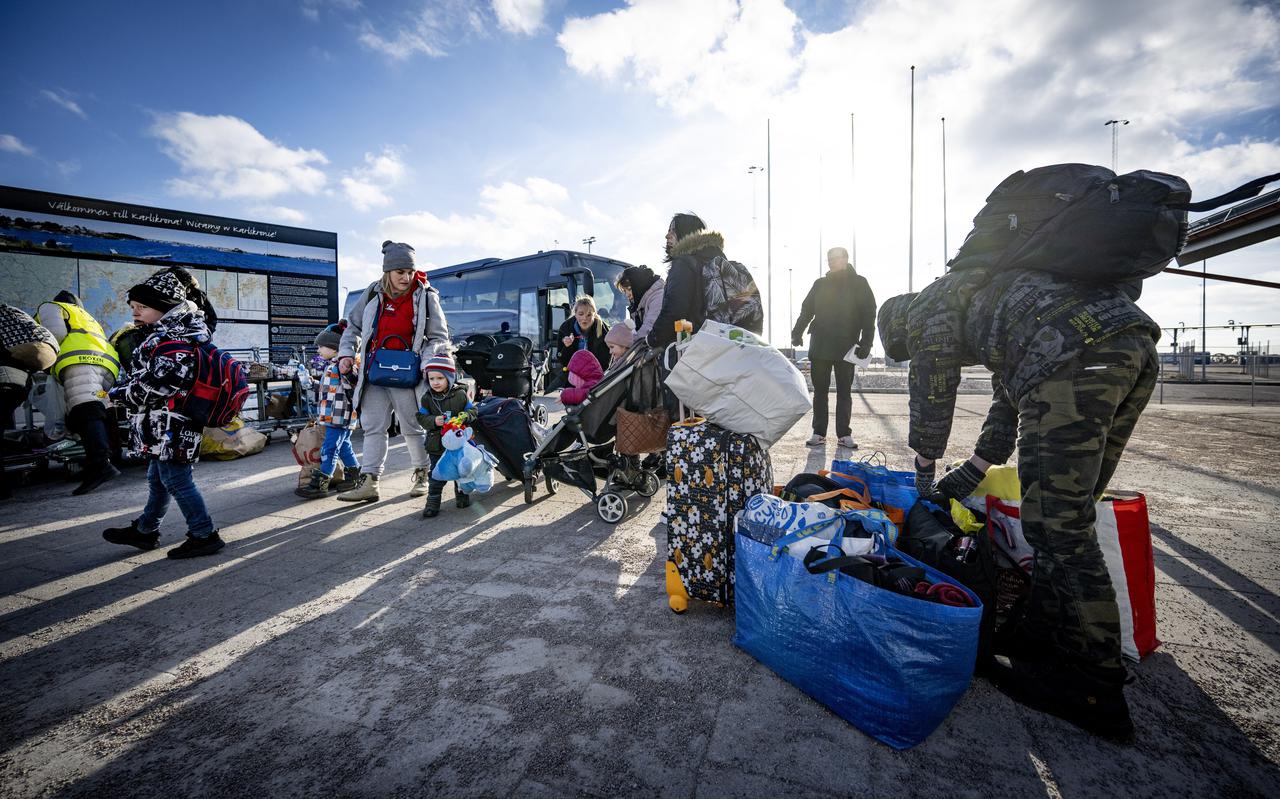Vluchtelingen uit Oekraïne komen aan in Polen, velen zijn op doorreis naar andere EU-landen. Deze groep gaat naar Zweden.