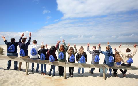 Jongeren op Ameland tijdens een activiteit op het strand tijdens de editie van WJD@Home in april.