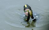 Stefan van der Pal in het water van de Feinsumerfeart tussen Bartlehiem en Finkum.
