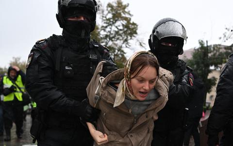 Een vrouw wordt opgepakt bij een demonstratie tegen de mobilisatie, zaterdag in Moskou. 