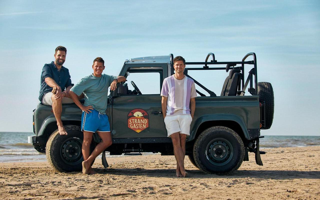 Nick, Kees en Simon ontvangen collega's op het strand. Nick, Kees en Simon ontvangen collega's op het strand.