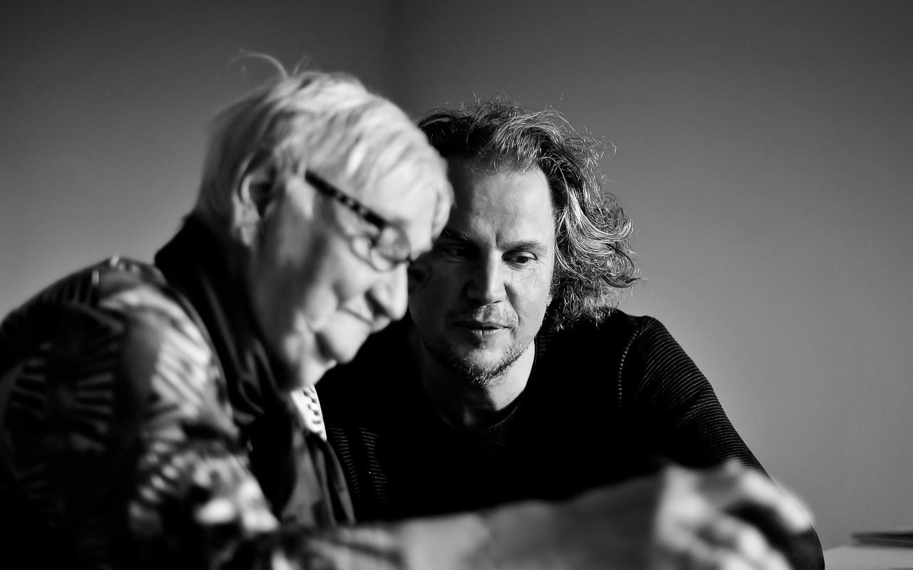 Dichter Tsead Bruinja in gesprek met een oudere tijdens een van de eerste sessies van het project.
