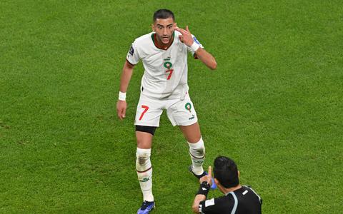Hakim Ziyech is het in de groepswedstrijd van Marokko tegen België (2-0) niet eens met de Mexicaanse scheidsrechter Cesar Ramos. 