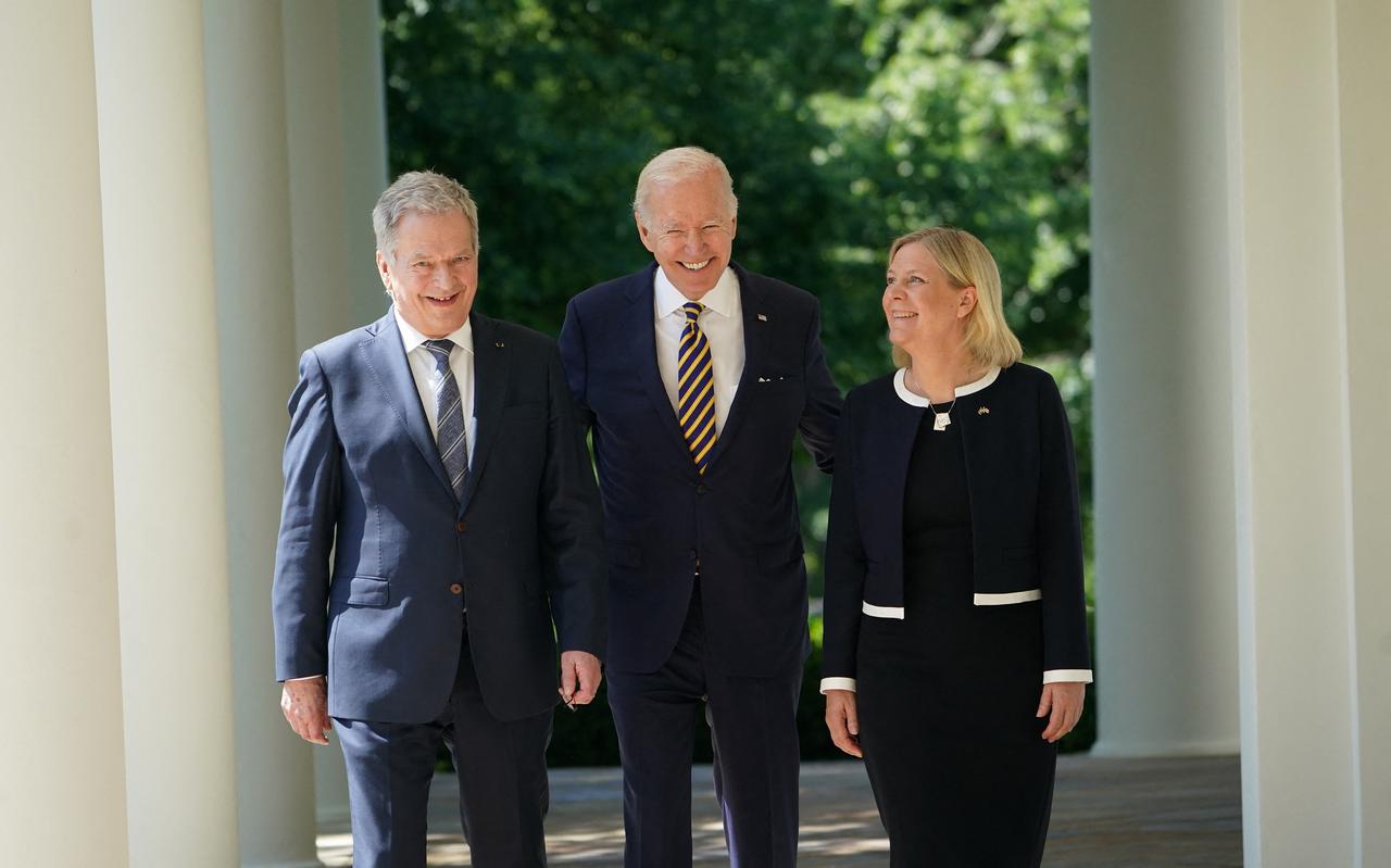 De Amerikaanse president Joe Biden leidt de Finse president Sauli Niinistö (l) en de Zweedse premier Magdalena Andersson (r) donderdag naar een persconferentie in de rozentuin van het Witte Huis.