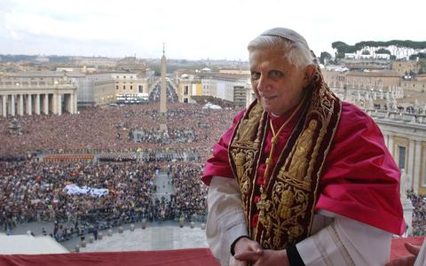 Paus Benedictus na zijn uitverkiezing, 19 april 2005. 