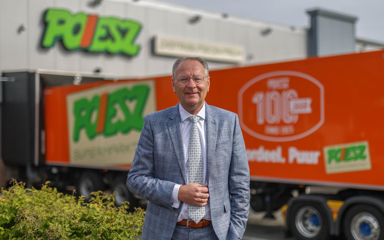 Poiesz-directeur Piet Smit voor het distributiecentrum van de superketen in Sneek.