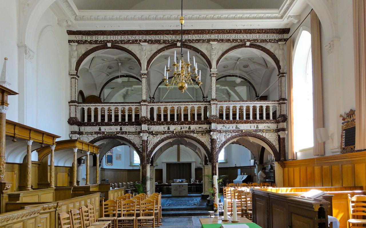 Het doksaal in de Martinikerk in Easterein. Drie diensten vinden er in juli vanuit deze kerk plaats. 