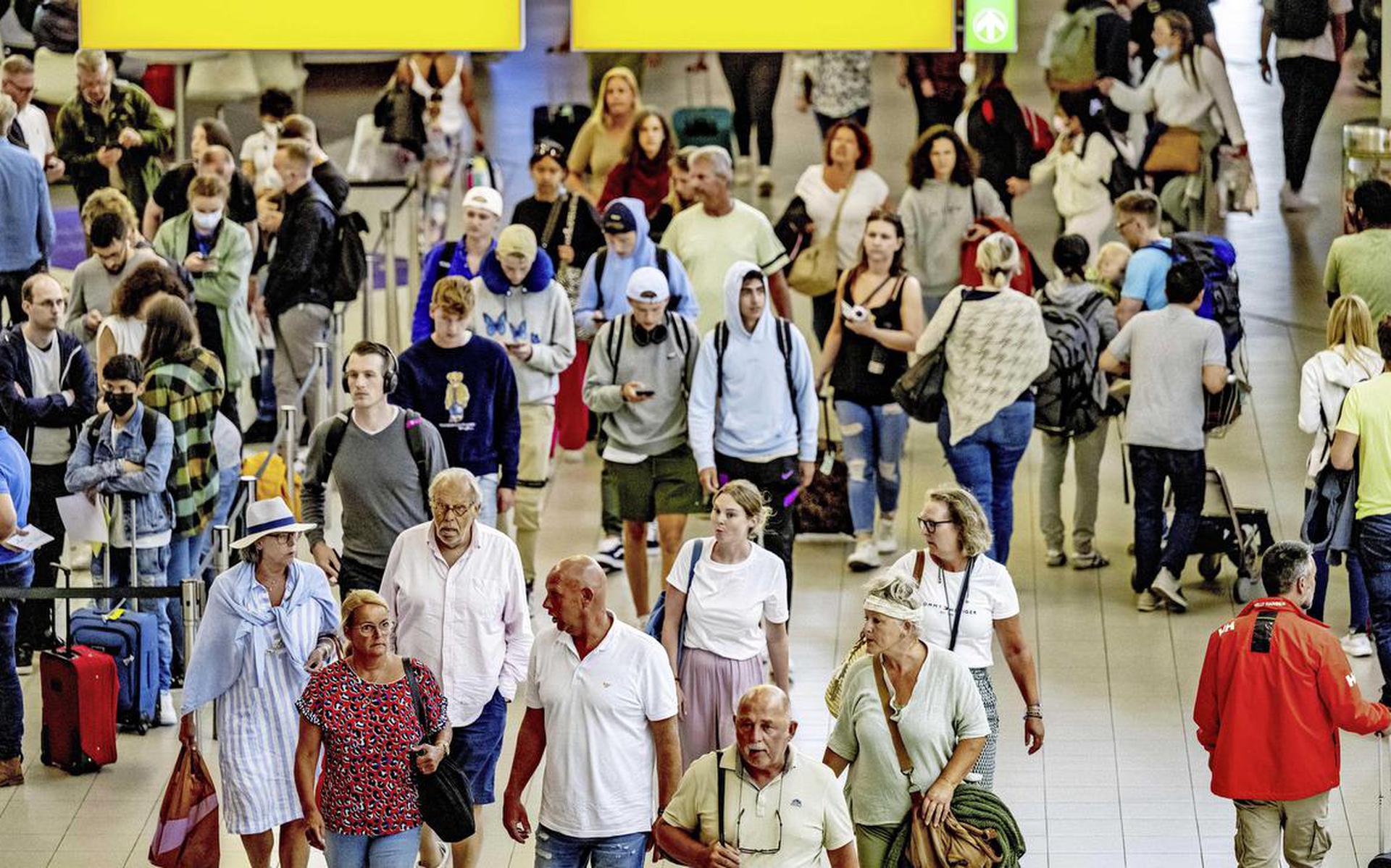 Schiphol Beperkt Het Aantal Reizigers Deze Zomer En Schrapt Honderden ...