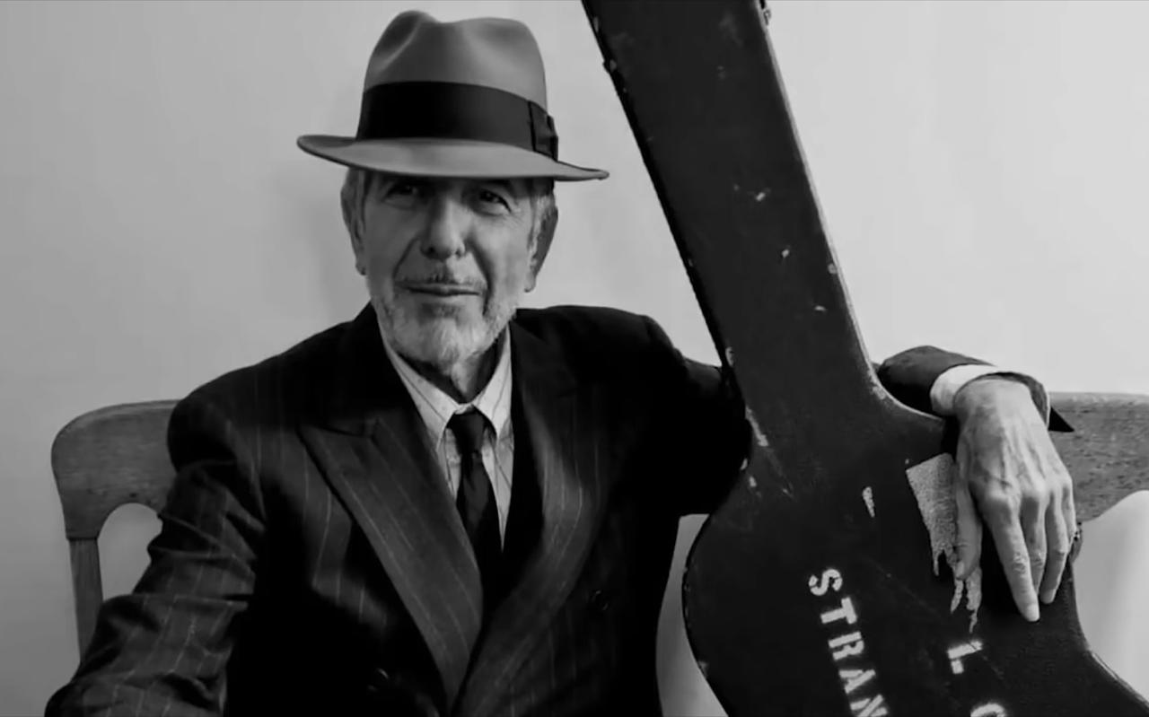 Leonard Cohen tijdens een van zijn tournees. 