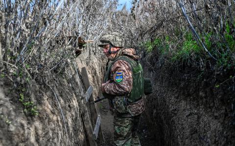 Een Oekraïense soldaat in een loopgraaf. 
