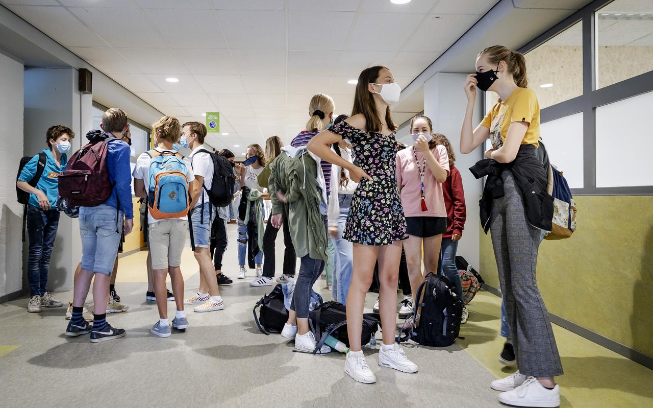 Leerlingen van een middelbare school. Leerlingen van een middelbare school.