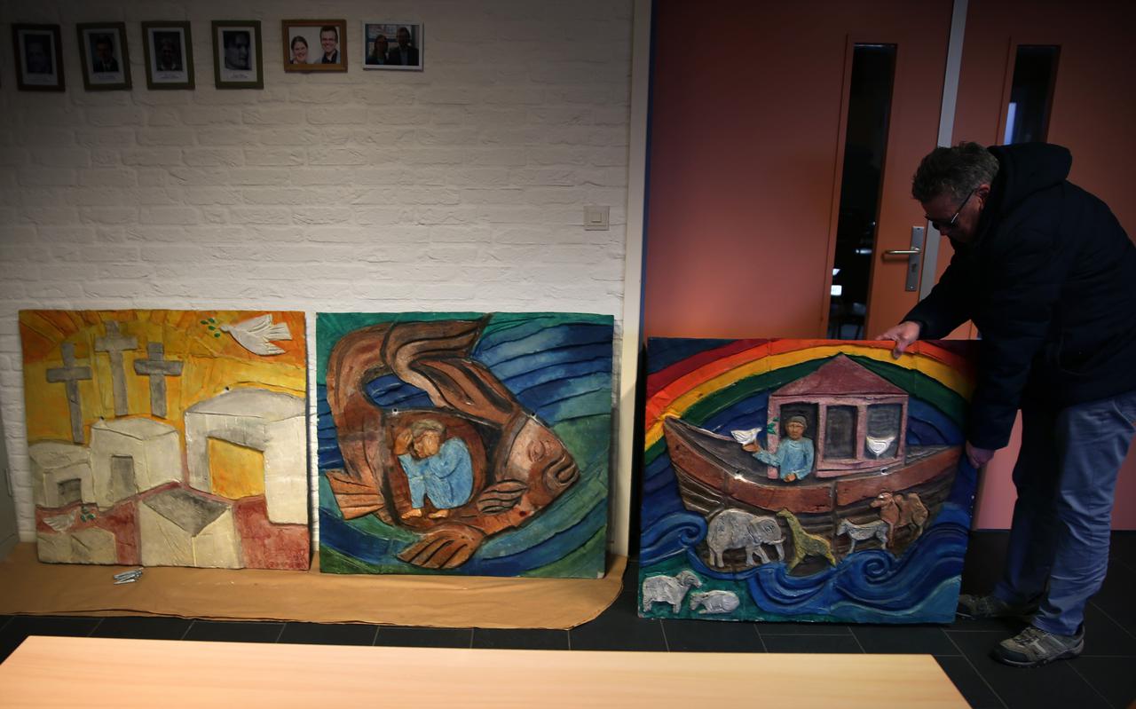 Het Bijbelse drieluik staat tijdelijk in de koffiekamer van de Voorhof in Franeker, in afwachting van definitieve plaatsing.