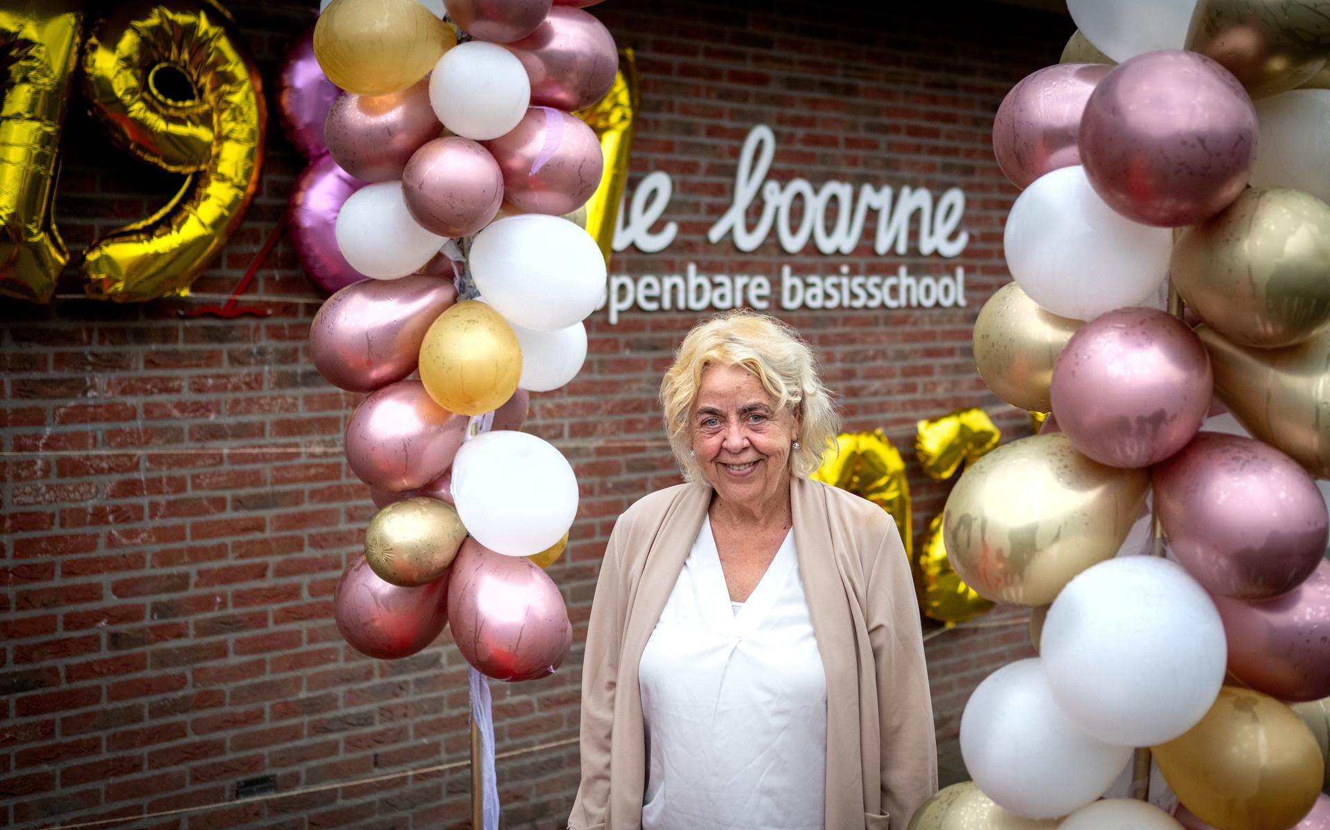Met het einde van openbaar onderwijs in Aldeboarn zet directeur Tineke de Jong ook een punt
