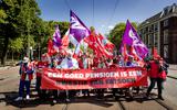  Actievoerders doen een mars door Den Haag tijdens een actiedag over de hoogte van de pensioenen. 
