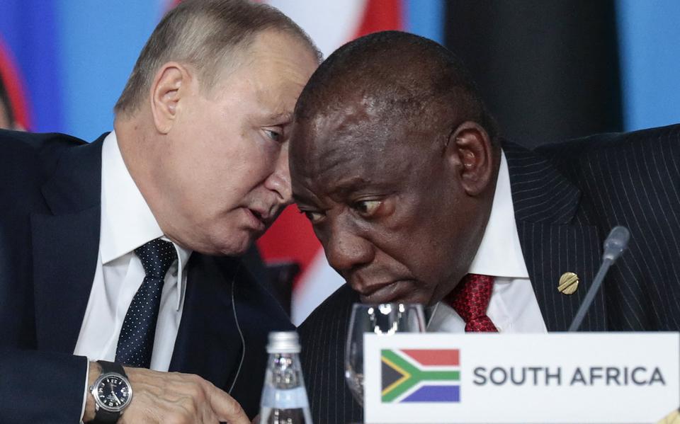 Poetin en Ramaphosa in 2019. Zuid-Afrika beschouwt Rusland nog altijd als een vriend, omdat de Russen het ANC steunden in hun strijd tegen de apartheid. 