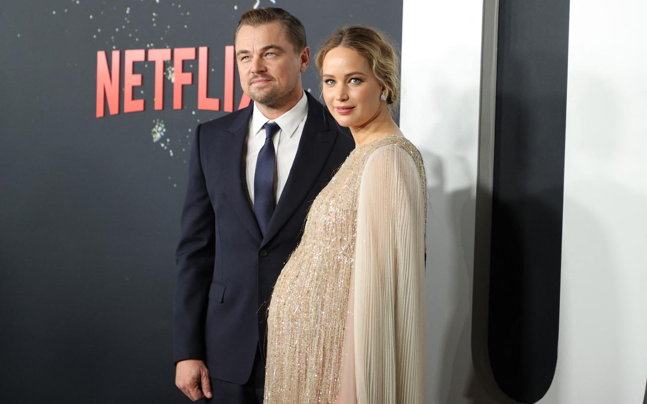 Don't Look Up, een satirische sciencefictionfilm, verscheen begin december op Netflix en is ontzettend populair. In het verhaal gaan twee wetenschappers op een mediatour om de mensheid te waarschuwen voor een komeet, maar niemand lijkt te willen luisteren. De rollen worden vertolkt door onder anderen Leonardo DiCaprio en Jennifer Lawrence, op de foto tijdens de Netflix-premiere van de film.
Don't Look Up, een satirische sciencefictionfilm, verscheen begin december op Netflix en is ontzettend populair. In het verhaal gaan twee wetenschappers op een mediatour om de mensheid te waarschuwen voor een komeet, maar niemand lijkt te willen luisteren. De rollen worden vertolkt door onder anderen Leonardo DiCaprio en Jennifer Lawrence, op de foto tijdens de Netflix-premiere van de film.