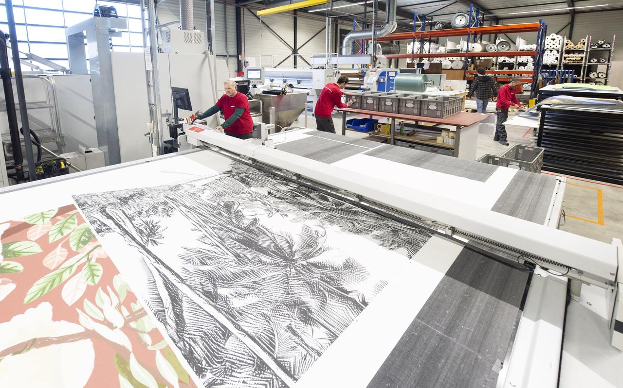 Werknemers aan het werk bij printbedrijf Probo in Dokkum. Werknemers aan het werk bij printbedrijf Probo in Dokkum.