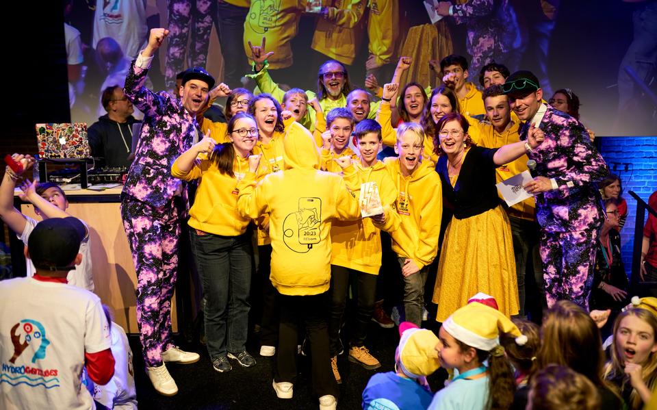 Het Reborn-LEGOteam van Bornego zaterdag tijdens de landelijke finale LEGO League in Delft.