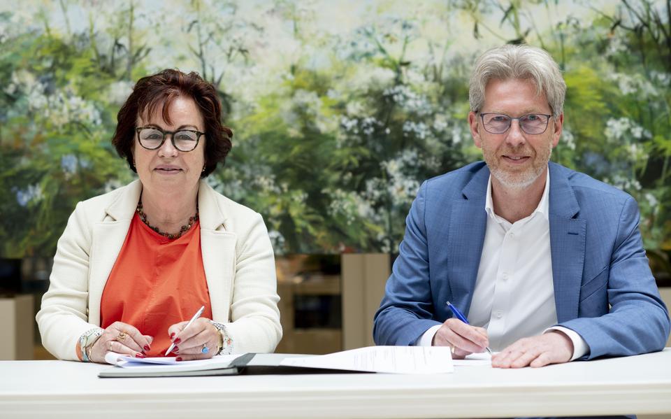 Annet van der Hoek van Wetterskip Fryslân en Johannes Boonstra van Wetsus ondertekenen de samenwerkingsovereenkomst.
