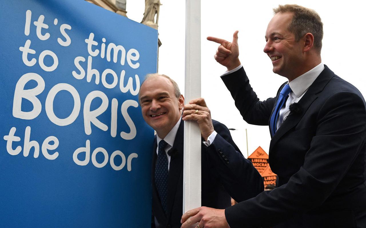 De leider van de Liberalen Ed Davey (l) en partijgenoot Richard Foord weten wel wat ze met Boris willen; hem de deur wijzen. De leider van de Liberalen Ed Davey (l) en partijgenoot Richard Foord weten wel wat ze met Boris willen; hem de deur wijzen.