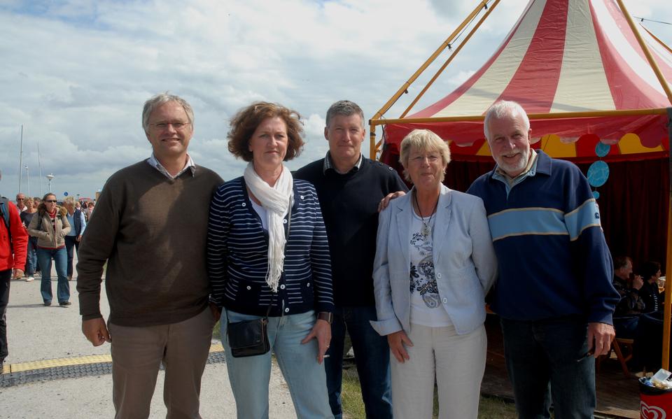 Archieffoto uit 2008: Onder gastheerschap van de Terschellinger burgemeester Jurrit Visser verbleven de burgemeesters van de vijf Waddeneilanden op Terschelling tijdens Oerol. V.l.n.r.: Bert Swart (Schiermonnikoog); Baukje Galama (Vlieland); Albert de Hoop (Ameland); Joke Geldorp (Texel) en Jurrit Visser (Terschelling). 