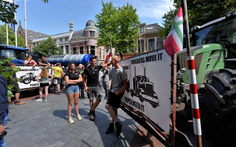 Demonstratie van boeren en sympathisanten voor het provinciehuis in Leeuwarden, 29 juni 2022. 