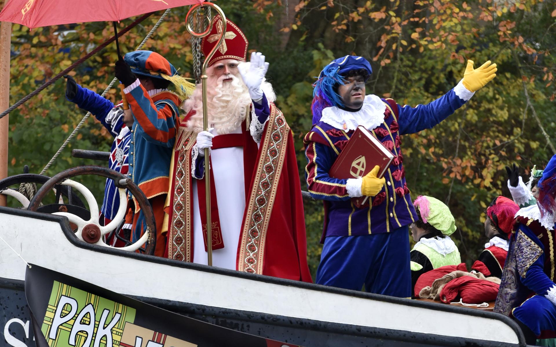 Kinderen, ouders, pieten en Sint verwarmen Leeuwarden tijdens intocht