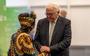 Frank-Walter Steinmeier, de Duitse president, spreekt met Agnes Abuom, voorzitter van het uitvoerend comité van de Wereldraad.