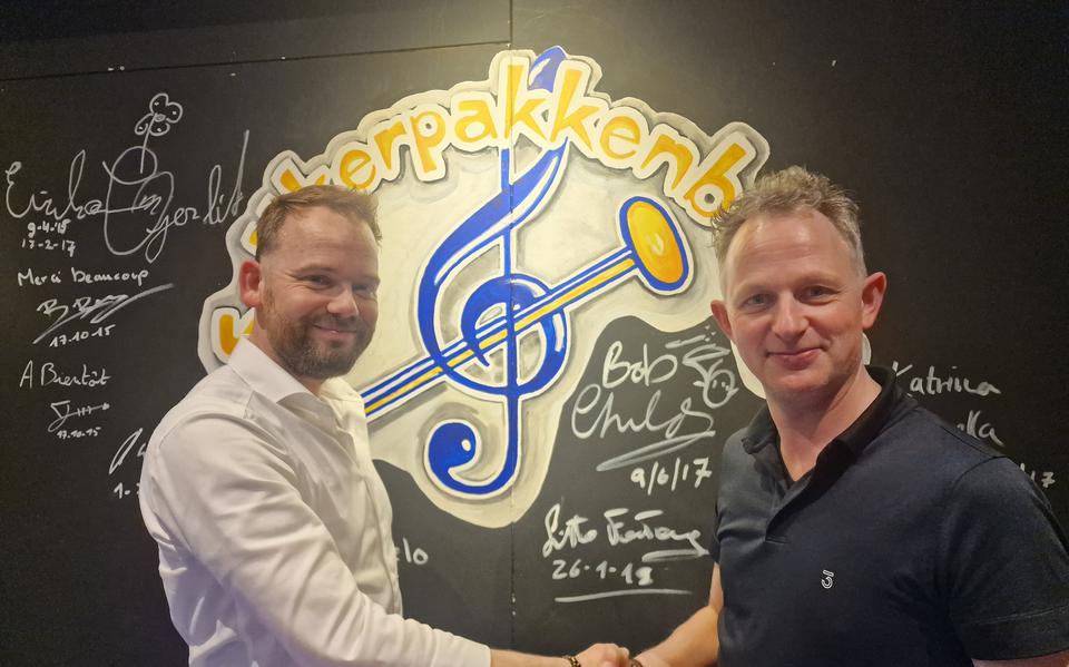 De nieuwe en oude dirigent van De Spijkerpakkenband: Paulus de Jong (links) en Ido Gerard Kempenaar.  