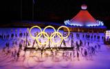 Houten olympische ringen worden het stadion binnen gebracht tijdens de openingsceremonie.