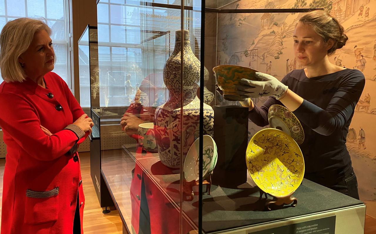 Conservator Karin Gaillard (l) kijkt toe hoe collega Hanna Hakvoort de keizerlijke kom uit China (1506-1521) uit de vitrine haalt. 