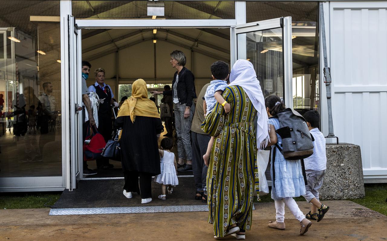 Afghaanse vluchtelingen worden opgevangen in het noodcentrum van het COA op de Willem Lodewijk van Nassaukazerne. 