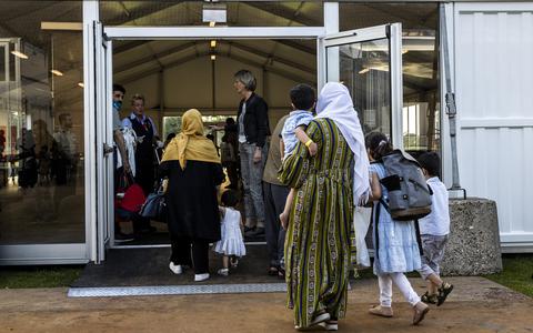 Afghaanse vluchtelingen worden opgevangen in het noodcentrum van het COA op de Willem Lodewijk van Nassaukazerne. 