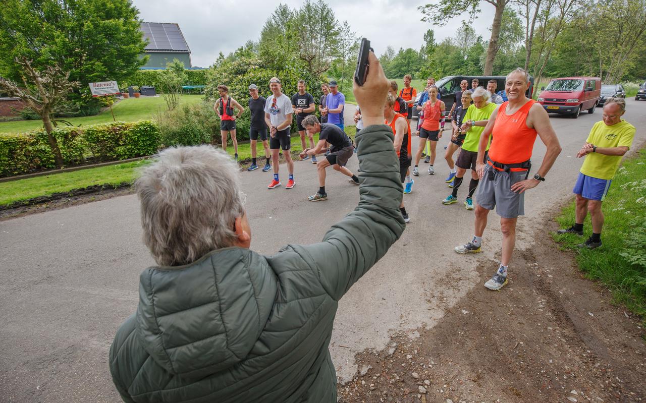 Voormalig organisator Koop Hoekstra (groene jas) geeft het startschot, de nieuwe gangmaker Guus Hoekstra (oranje shirt) doet mee. Voormalig organisator Koop Hoekstra (groene jas) geeft het startschot, de nieuwe gangmaker Guus Hoekstra (oranje shirt) doet mee.
