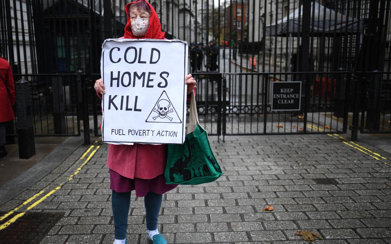 Protest in Londen bij de ambtswoning van premier Johnson, in november 2021. Op het protestbord staat dat door de hoge energierekening er in de winter doden kunnen vallen. 