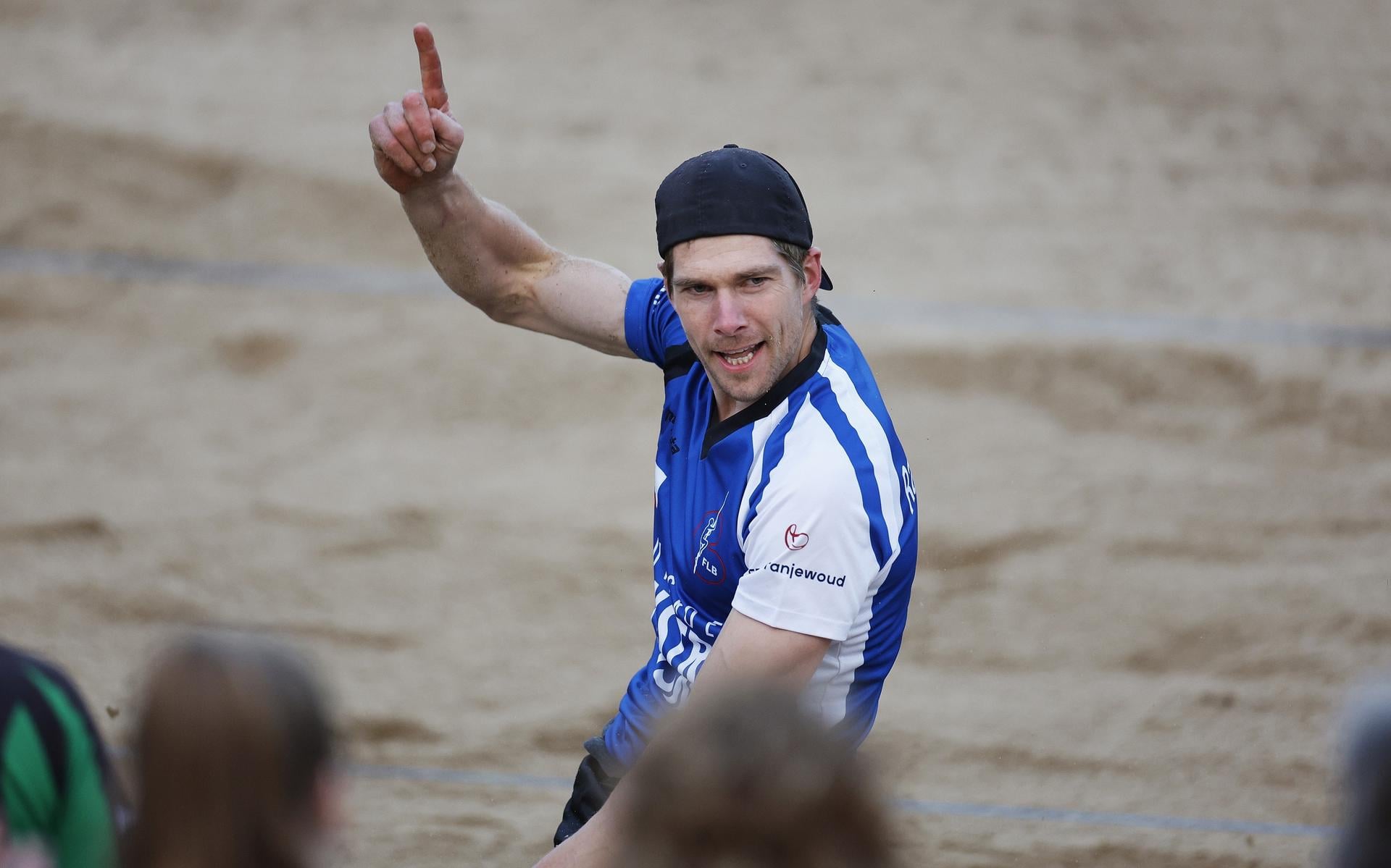 Oane Galama wint het fierljeppen in IJlst met een sprong van 20,88 meter en pakt zijn zesde dagtitel