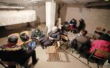 Mensen in Kiev gebruiken de kelder van een school om zich schuil te houden.