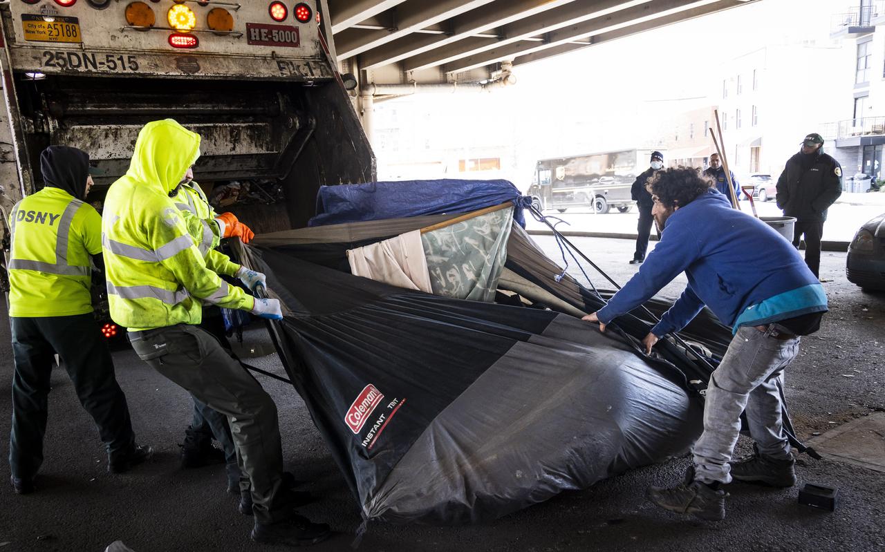 Een dakloze in New York probeert wanhopig zijn schamele bezittingen te redden terwijl gemeentewerkers zijn tent in een vuilniswagen willen deponeren. Net als veel andere gemeenten wil New York paal en perk stellen aan het slapen op straat op illegale plaatsen.  