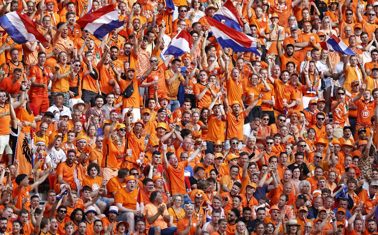 Het Oranjelegioen tijdens de wedstrijd tussen Nederland en Tsjechië.