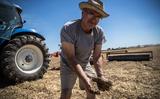 Een Franse boer laat zien hoe droog zijn akker is in het department Seine-Et-Marne. In Frankrijk is de droogte uitgeroepen tot een nationale crisis. 