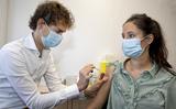 Rogier Hilbers zet de eerste vaccinatie.